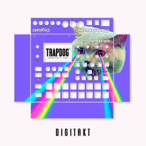 以下が含まれることがあります： Elektron Digitakt サンプラー用のパープルとブルーのスキンのデザイン。虹色のレーザービームを目から発射する猫が描かれています。スキンには「TRAPDOG」の文字と「PRODUCER'S PLUG」の文字が印刷されています。