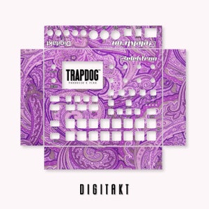 以下が含まれることがあります： Elektron Digitakt サンプラー用のパープルペイズリー柄スキン。スキンには「TRAPDOG」と「PRODUCER'S PLUG」のテキストが記載されています。