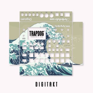 以下が含まれることがあります： Elektron Digitakt 用のカスタムスキンで、青と白の波のデザインと、白いボックスに「TRAPDOG PRODUCER'S PLUG」というテキストが書かれています。このスキンは、人気の音楽サンプラーおよびシーケンサーである Elektron Digitakt に適合するように設計されています。