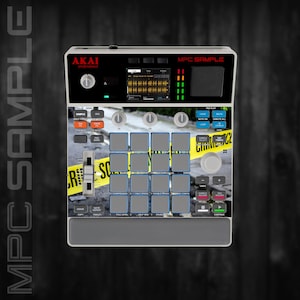 Könnte beinhalten: Ein Akai Professional MPC Sample Musikproduktions-Controller mit einem Raster aus sechzehn Pads, einem zentralen digitalen Display, verschiedenen Drehreglern und einem Schieberegler. Die Oberfläche zeigt eine gelbe Tatortband-Grafik.