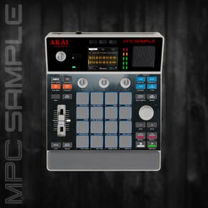 Peut inclure: Un contrôleur de production musicale Akai Professional MPC Sample doté d'un écran numérique central, de seize pads carrés gris, d'un curseur vertical, de trois boutons rotatifs et de divers boutons de fonction avec des textes comme Chop, Mute et Loop.