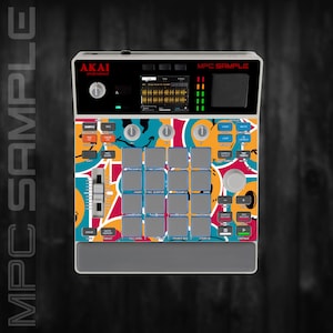 Pode incluir: Um dispositivo de produção musical AKAI MPC Sample. O dispositivo possui uma tela preta, vários botões e 16 pads cinzentos. A face do dispositivo tem um design abstrato colorido com formas laranja, azuis e rosas. O texto "MPC SAMPLE" é visível.