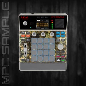 Peut inclure: Un centre de production musicale Akai MPC Sample avec un écran noir et blanc et de nombreux boutons et pads. L'appareil présente un motif de style camouflage sur le panneau avant et le texte "MPC SAMPLE" est visible.