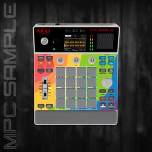 Może przedstawiać: Kolorowe centrum produkcji muzycznej Akai MPC Sample. Urządzenie posiada wielobarwną sekcję padów, ekran wyświetlacza oraz różne przyciski i pokrętła. Tekst "MPC SAMPLE" jest widoczny na górze urządzenia.