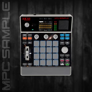 Peut inclure: Un centre de production musicale Akai MPC Sample noir et gris. L'appareil comprend un écran d'affichage, de nombreux boutons, pads et curseurs. Le texte "MPC SAMPLE" est visible en haut de l'appareil.