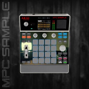 Pode incluir: Um controlador de produção musical Akai Professional MPC Sample com um visor digital central, dezasseis pads quadrados cinzentos, um fader vertical, vários botões de controlo e diversas teclas de função com uma sobreposição gráfica verde.
