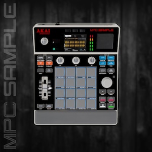 Peut inclure: Un appareil de production musicale AKAI MPC Sample noir et gris. L'appareil comporte un écran, des boutons et des pads. Le texte "MPC SAMPLE" est visible en haut. L'appareil est sur un fond sombre.