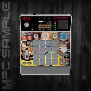 Peut inclure: Un contrôleur de production musicale Akai Professional MPC Sample avec un écran central, seize pads carrés gris, divers boutons de commande, un fader vertical et une image superposée montrant une personne en veste jaune tenant une épée.