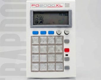 Könnte beinhalten: Ein weißes elektronisches Gerät mit der Aufschrift "PO2000XL" und einem digitalen Display, das eine Cartoonfigur zeigt. Es hat blaue, graue und rote Knöpfe sowie ein Raster aus grauen Quadraten. Das Gerät scheint ein Musikproduktionswerkzeug zu sein.