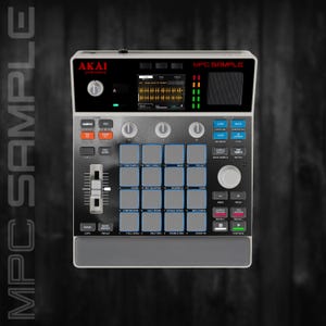Può includere: Un controller per la produzione musicale Akai Professional MPC Sample dotato di una griglia centrale di sedici pad quadrati grigi, un piccolo schermo digitale, un fader verticale, una grande manopola rotante e vari pulsanti etichettati in nero, blu e arancione.