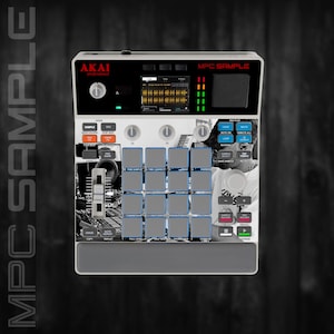 Peut inclure: Un contrôleur de production musicale Akai Professional MPC Sample avec un écran numérique central, seize pads carrés gris, un fader vertical et divers boutons de commande. La surface de l'appareil présente une impression graphique en noir et blanc.