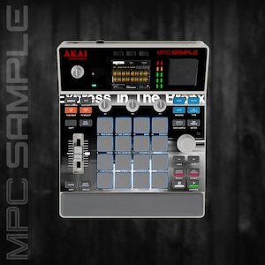 Op de afbeelding: Een Akai Professional MPC Sample muziekproductiecontroller met een centraal digitaal display, zestien grijze vierkante pads, een verticale fader en diverse bedieningsknoppen. Het apparaat bevat de tekst MPC SAMPLE en Express In The Box.