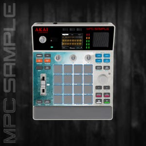 Puede incluir: Un dispositivo de producción musical Akai MPC Sample plateado y negro. El dispositivo tiene una pantalla, botones y pads. El texto "MPC SAMPLE" es visible en la parte superior. El dispositivo tiene un diseño azul y blanco.