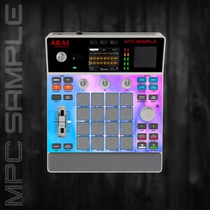 Könnte beinhalten: Ein professionelles AKAI MPC Sample Musikproduktionsgerät. Das Gerät verfügt über einen Bildschirm, Knöpfe, Pads und Schieberegler. Das Farbschema umfasst Schwarz, Weiß, Blau, Rosa und Orange. Der Text "MPC SAMPLE" ist oben auf dem Gerät sichtbar.