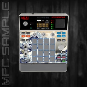 Peut inclure: Un centre de production musicale Akai MPC Sample avec un design personnalisé représentant un motif de vagues bleues et blanches. L'appareil dispose d'un écran, de boutons et de pads pour créer de la musique. Le texte "MPC SAMPLE" est visible.