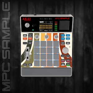 Pode incluir: Um dispositivo de produção musical Akai MPC Sample com um design retrô. O dispositivo apresenta um ecrã preto, inúmeros botões e pads num esquema de cores creme, laranja e verde. O texto "MPC SAMPLE" é visível no topo.