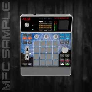 Può includere: Un dispositivo di produzione musicale AKAI MPC Sample. Il dispositivo ha uno schema di colori bianco e nero con un design a motivi blu e bianco. È dotato di più pulsanti, pad e uno schermo che mostra informazioni audio.