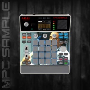 Peut inclure: Un contrôleur de production musicale Akai Professional MPC Sample doté d'une grille centrale de seize pads carrés gris, d'un écran d'affichage numérique, de plusieurs boutons de commande, d'un fader vertical et de divers boutons de fonction. La surface de l'appareil affiche une impression photographique.