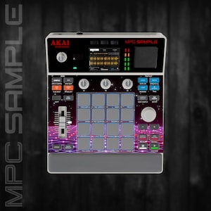 Può includere: Un dispositivo di produzione musicale Akai MPC Sample bianco e grigio. Il dispositivo ha uno schermo nero che mostra una forma d'onda, più pulsanti e una griglia di 16 pad blu. Il testo "MPC SAMPLE" e "AKAI professional" è stampato su di esso.