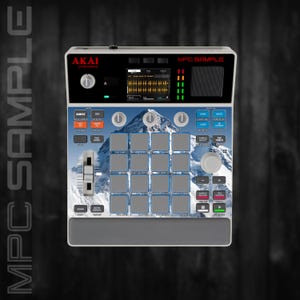 Op de afbeelding: Een Akai Professional MPC Sample muziekproductiecontroller met een afbeelding van een berglandschap op de voorplaat. Het apparaat bevat een centraal raster van zestien vierkante pads, een digitaal display, diverse draaiknoppen en drukknoppen.