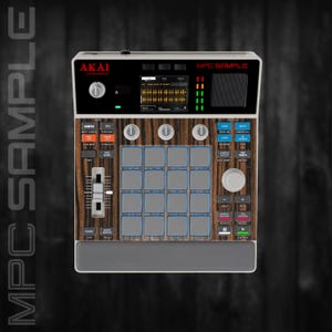 Peut inclure: Un centre de production musicale Akai MPC Sample avec une finition grain de bois. L'appareil comprend un écran d'affichage, plusieurs boutons, pads et curseurs. Le texte "MPC SAMPLE" est visible en haut de l'appareil.