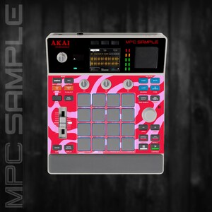 Può includere: Una workstation di produzione musicale digitale con un design a motivi rossi e rosa. Il dispositivo presenta uno schermo, pulsanti, pad e il testo "MPC SAMPLE" e "AKAI professional".