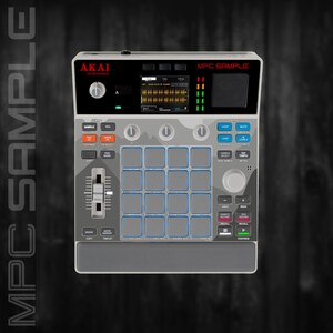 Peut inclure: Un appareil de production musicale Akai MPC Sample gris et noir. L'appareil comporte un écran, des boutons, des boutons rotatifs et une grille de pads. Le texte "MPC SAMPLE" est visible. Sur fond sombre.