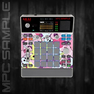 Può includere: Un centro di produzione musicale Akai MPC Professional con un design a cartoni animati colorato. Il dispositivo è dotato di schermo, pulsanti e pad per il campionamento e il sequenziamento. Il design include personaggi dei cartoni animati rosa, viola, gialli e bianchi.