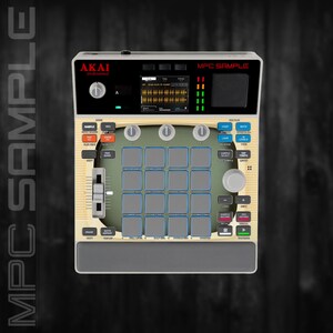 Può includere: Un controller per la produzione musicale Akai Professional MPC Sample dotato di una griglia centrale di sedici pad quadrati grigi, uno schermo digitale, varie manopole di controllo, cursori e pulsanti con testo come Sample, Seq e Tap Tempo.