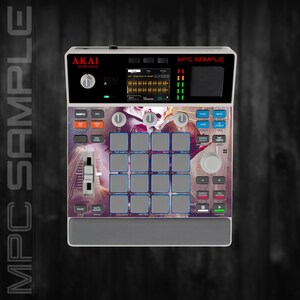 Puede incluir: Un controlador de producción musical Akai Professional MPC Sample con una pantalla digital central, dieciséis pads cuadrados grises, un fader vertical y varios mandos de control. La interfaz incluye una superposición gráfica de color morado y blanco.