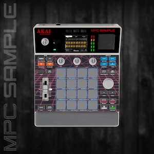 Peut inclure: Un centre de production musicale Akai MPC Sample noir et gris. L'appareil comprend un écran, des boutons, des pads et des curseurs. La face de l'appareil présente un motif de grille rose et violet. Le texte "MPC SAMPLE" est visible.