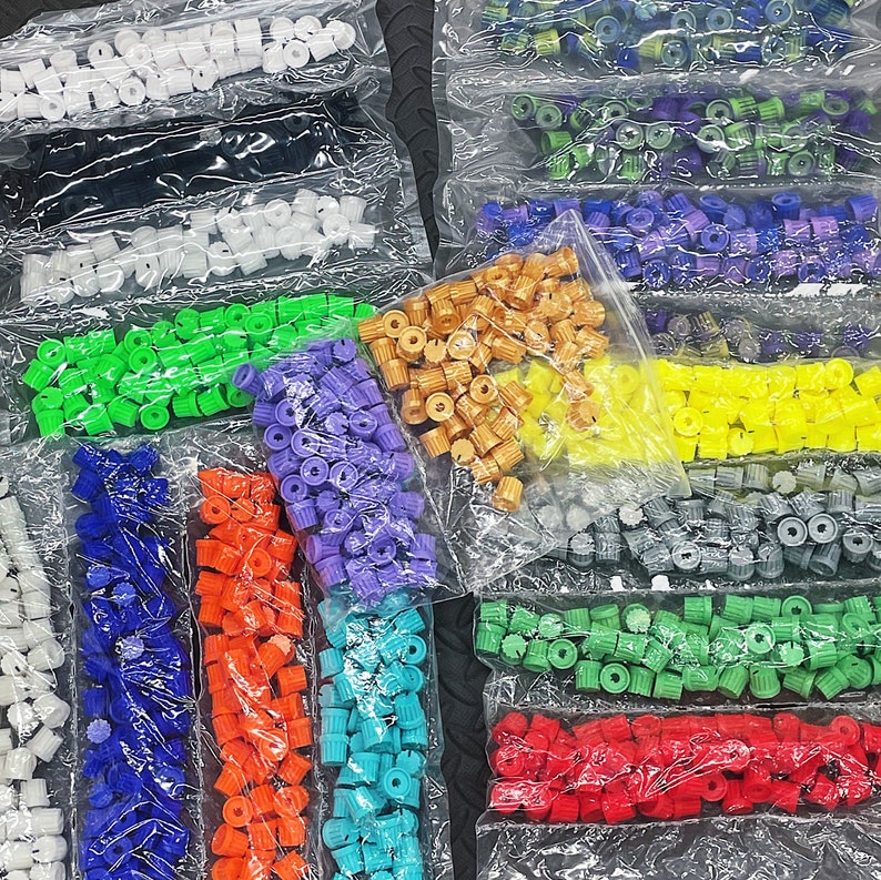 Peut inclure: Divers assortiments de bouchons en plastique color&eacute;s dans des sacs en plastique transparents. Les bouchons sont de diff&eacute;rentes couleurs, notamment blanc, noir, vert, violet, orange, jaune, gris, bleu et rouge. Les bouchons semblent neufs et non utilis&eacute;s.
