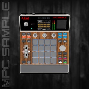 Peut inclure: Un appareil de production musicale AKAI MPC Sample avec un fini grain de bois. L'appareil comprend un écran, des boutons, des pads et des curseurs. Le texte "MPC SAMPLE" est visible en haut de l'appareil.