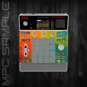 Pode incluir: Um dispositivo de produção musical AKAI MPC Sample colorido. O dispositivo apresenta um ecrã preto, vários botões, pads e controles deslizantes. O esquema de cores transita de laranja para verde. O texto "MPC SAMPLE" é visível.