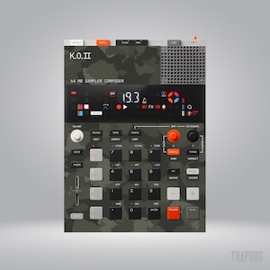 Op de afbeelding: Een groene en zwarte digitale sampler met de tekst "K.O.II 64 MB SAMPLER COMPOSER" aan de voorkant. De sampler heeft een verscheidenheid aan knoppen en knoppen, waaronder een grote rode play-knop en een kleinere rode opnameknop.