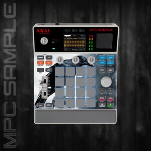 Peut inclure: Un contrôleur de production musicale Akai Professional MPC Sample avec un graphique de corbeau noir sur l'interface. L'appareil comprend un écran central, seize pads carrés gris, divers boutons de commande, un curseur et un bouton rotatif.