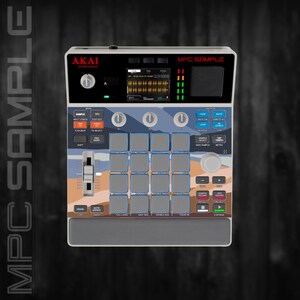 Può includere: Un centro di produzione musicale Akai MPC Sample argento e nero. Il dispositivo presenta uno schermo, pulsanti, pad e cursori. Il pannello frontale ha un design a paesaggio desertico. Il testo "MPC SAMPLE" è visibile in alto.