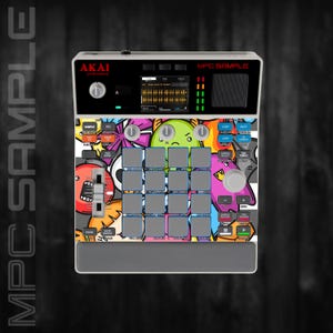 Peut inclure: Un centre de production musicale Akai MPC Sample avec un design coloré de style graffiti. L'appareil comprend un écran noir, des boutons et des pads. Le texte "MPC SAMPLE" est visible en haut, et le logo Akai est en haut à gauche.