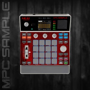 Pode incluir: Um controlador de produção musical Akai Professional MPC Sample com uma placa frontal de padrão de grão de madeira vermelha, uma grade central de dezasseis pads quadrados cinzentos, um fader vertical, um ecrã digital e vários botões e manípulos.