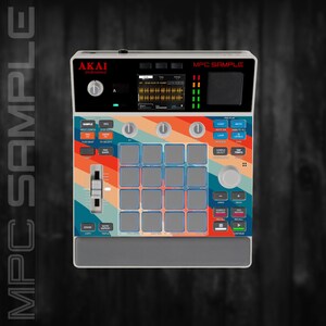Può includere: Un centro di produzione musicale Akai MPC Sample con una combinazione di colori retrò a strisce arancioni, verde acqua e crema. Il dispositivo ha uno schermo, pulsanti, pad e cursori. Il testo "MPC SAMPLE" è visibile.