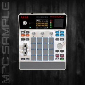 Peut inclure: Un échantillonneur professionnel Akai MPC blanc avec un écran noir et de nombreux boutons et pads. L'appareil dispose d'un curseur et de plusieurs boutons de fonction, avec le texte "MPC SAMPLE" en haut.