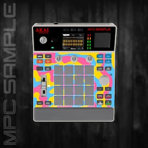 Może przedstawiać: Centrum produkcji muzycznej Akai MPC Sample z kolorowym, abstrakcyjnym wzorem. Urządzenie posiada ekran, przyciski, pady i suwaki. Tekst "MPC SAMPLE" jest widoczny na górze.