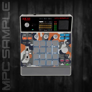 Peut inclure: Un centre de production musicale Akai MPC Sample avec un motif camouflage. L'appareil comprend un écran, des boutons, des pads et des curseurs. Le texte "MPC SAMPLE" et "AKAI professional" sont visibles.