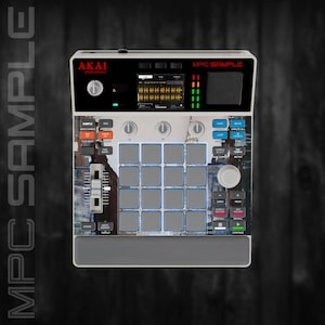 Peut inclure: Un appareil de production musicale Akai MPC Sample. L'appareil comporte un écran, des boutons et des pads. Le texte "MPC SAMPLE" est affiché en haut. L'appareil est gris, noir et orange.