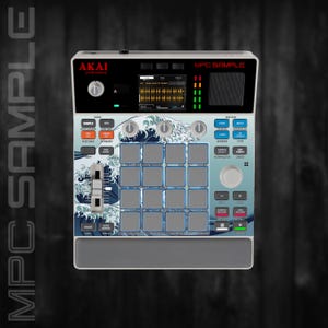 Pode incluir: Um centro de produção musical Akai MPC Sample prateado e preto com um design de ondas azuis. O dispositivo tem um ecrã, botões e pads para criar música. O texto "MPC SAMPLE" é visível no topo.