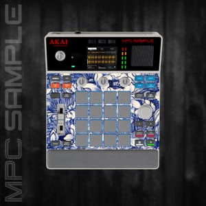 Op de afbeelding: Een Akai MPC Sample muziekproductiecentrum met een blauw en wit bloemenontwerp. Het apparaat heeft een scherm, knoppen en pads voor het maken van muziek. De tekst "MPC SAMPLE" is zichtbaar.