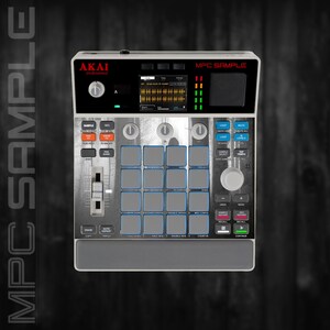 Pode incluir: Um controlador de produção musical Akai Professional MPC Sample com uma grade central de dezasseis pads quadrados, um ecrã digital, um fader vertical, um botão rotativo grande e vários botões rotulados num esquema de cores branco e cinzento.