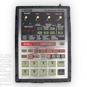 Może przedstawiać: Czarny sampler Boss Dr. Sample SP-303 ze srebrną płytą czołową i czarnymi przyciskami. Sampler posiada pokrętło głośności, wyświetlacz BPM/Wartość i sekwencer wzorów. Posiada również szereg elementów sterujących do efektów, samplowania i odtwarzania.