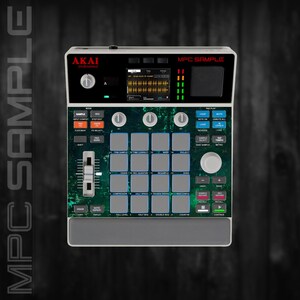 Pode incluir: Um controlador de produção musical Akai Professional MPC Sample com uma placa frontal marmorizada verde-escura, dezasseis pads quadrados cinzentos, um ecrã digital central, vários botões de controlo, um fader vertical e botões.