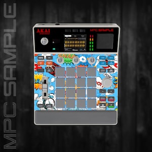 Peut inclure: Un centre de production musicale Akai MPC Sample argenté et noir avec un design coloré de style bande dessinée. L'appareil comporte de nombreux boutons, des pads et un écran affichant des formes d'onde audio. Le mot "SNAP" est visible.